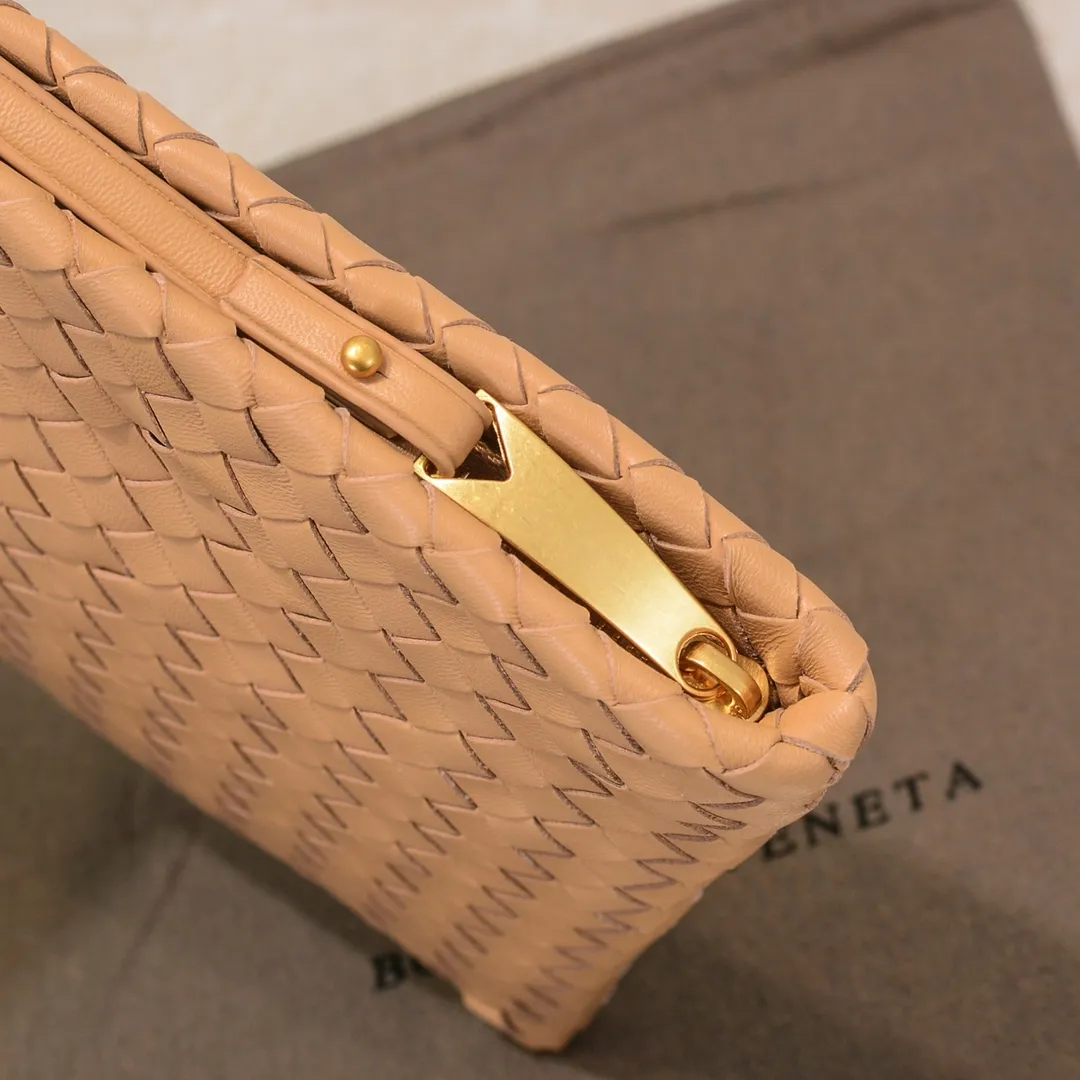 Bv 2022 new woven sheepskin handbag with woven fabric lining. This handbag continues the previous iconic weaving process. The leather is fine and genuine and feels very soft, and the overall shape is excellent. There are multiple card slots inside to store artifacts in an orderly manner. It looks casual, but it is the finishing touch to your whole body. Best choice for gifts or personal use. Size: 30cm, model: 80-2#